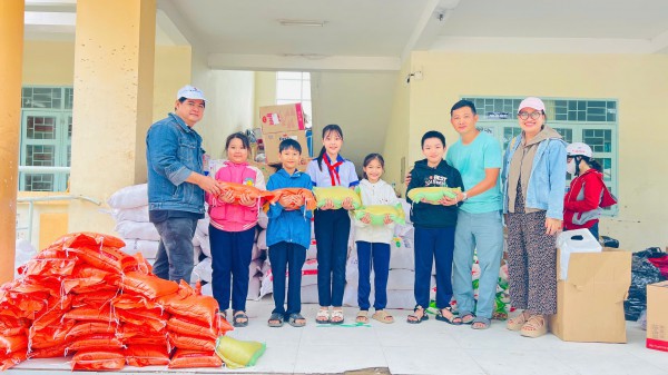 Trường tiểu học ở TP.HCM chở 30 tấn hàng hóa tặng học sinh, bà con Phú Yên