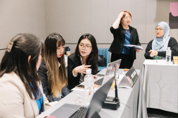 Từ giảng đường đến APEC: Hành trình hội nhập quốc tế của sinh viên HUFLIT