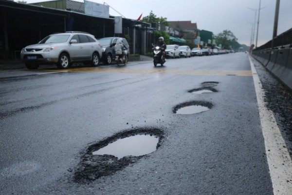 Tuyến QL1 qua Huế nát bươm sau lũ, đang được 