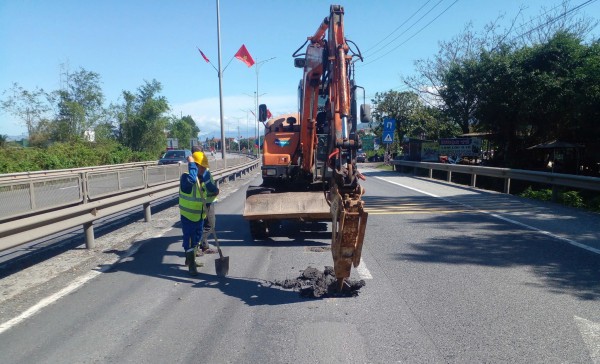 Tuyến QL1 qua Huế nát bươm sau lũ, đang được 