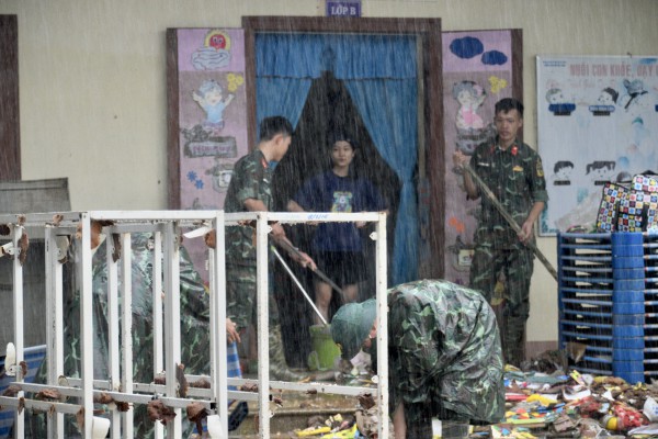 Vào rốn ngập Hòa Thịnh, Sư đoàn 315 cùng dân vực dậy sau lũ dữ