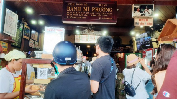 Vì sao bánh mì Phượng mở cửa dù vẫn đang bị đình chỉ hoạt động? Vì sao bánh mì Phượng mở cửa dù vẫn đang bị đình chỉ hoạt động?