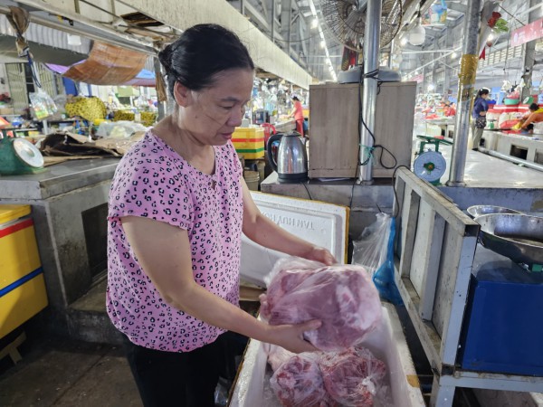 Vì sao tiểu thương Côn Đảo hằng ngày phải bán thịt heo ngâm nước đá?