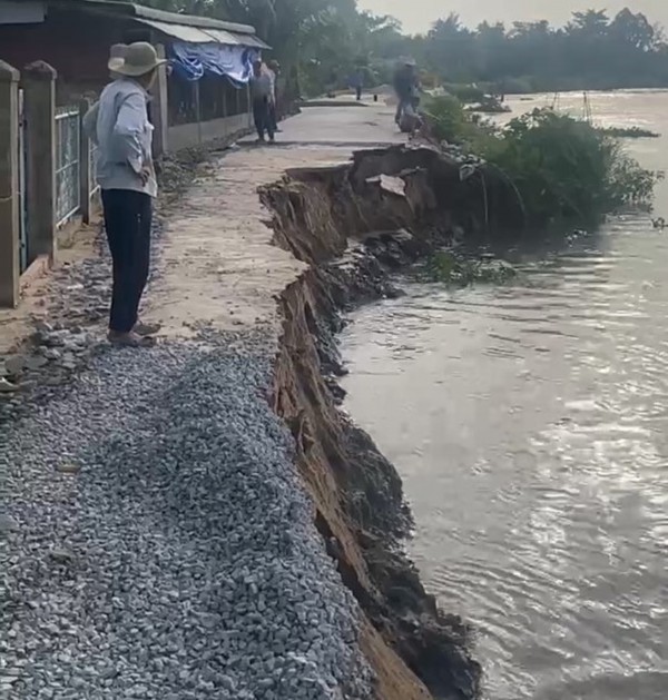 Vĩnh Long: Sạt lở làm hàng trăm mét đê bao chìm xuống sông Măng