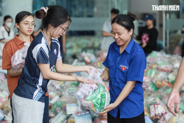 ”Vỡ trận” đăng ký, 1.000 tình nguyện viên chen nhau xin trực vì vùng lũ miền Trung