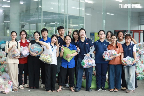 ”Vỡ trận” đăng ký, 1.000 tình nguyện viên chen nhau xin trực vì vùng lũ miền Trung