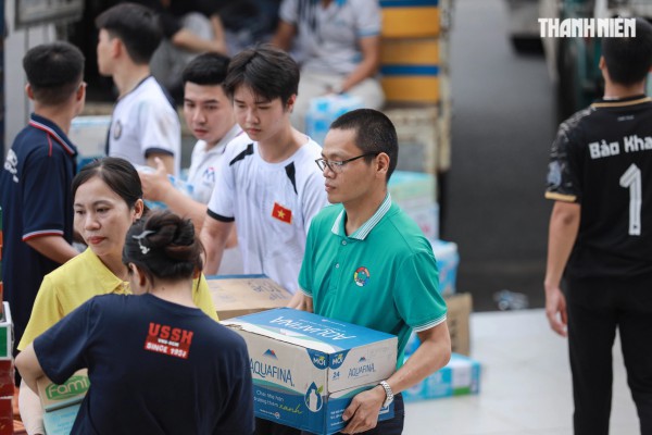 ”Vỡ trận” đăng ký, 1.000 tình nguyện viên chen nhau xin trực vì vùng lũ miền Trung