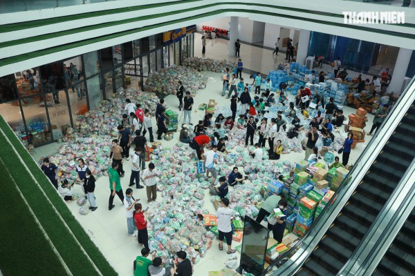 ”Vỡ trận” đăng ký, 1.000 tình nguyện viên chen nhau xin trực vì vùng lũ miền Trung