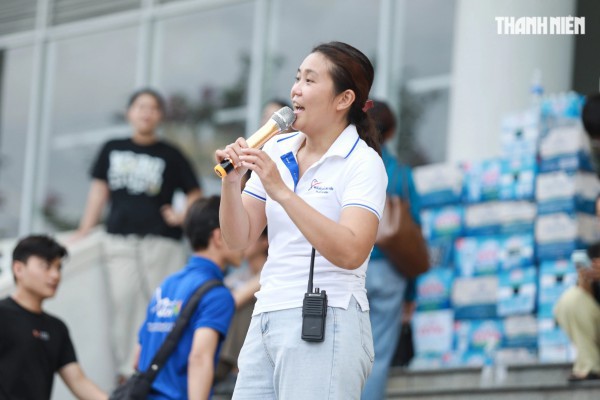 ”Vỡ trận” đăng ký, 1.000 tình nguyện viên chen nhau xin trực vì vùng lũ miền Trung