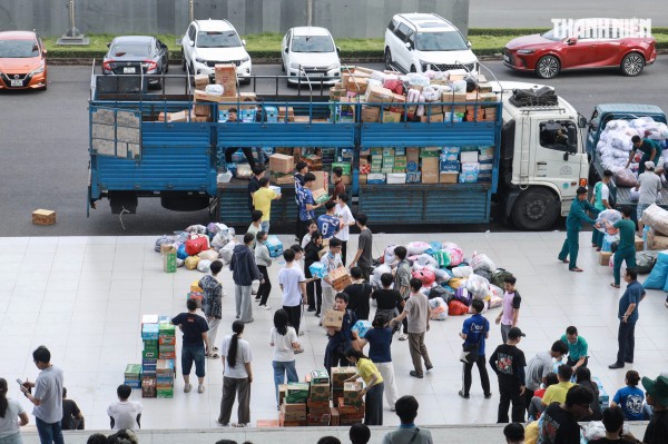 ”Vỡ trận” đăng ký, 1.000 tình nguyện viên chen nhau xin trực vì vùng lũ miền Trung