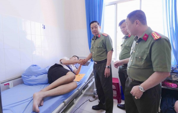 Vụ cháy nhà ở phường Cam Ly - Đà Lạt: 1 cảnh sát PCCC bị thương