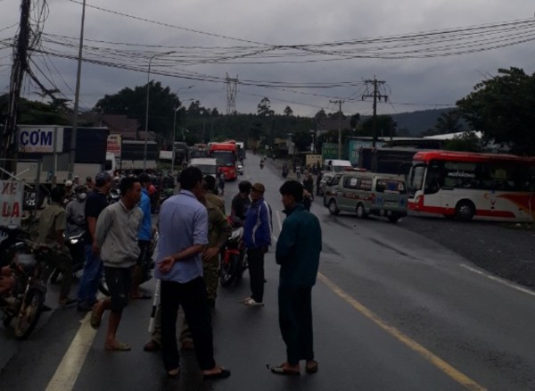 Vụ sạt lở đèo Bảo Lộc: Tìm thấy 3 thi thể, nỗ lực tìm người mất tích còn lại Vụ sạt lở đèo Bảo Lộc: Tìm thấy 3 thi thể, nỗ lực tìm người mất tích còn lại