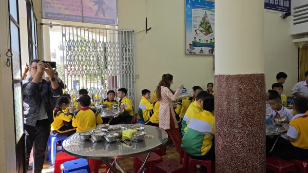 Vụ thông tin thực phẩm bẩn vào trường học: Nhiều phụ huynh đón con về ăn trưa Vụ thông tin thực phẩm bẩn vào trường học: Nhiều phụ huynh đón con về ăn trưa