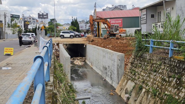 Vụ tự ý phá bờ kè suối ở Đà Lạt: Chủ công trình đang khắc phục