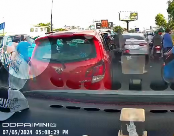 Xác minh clip tài xế ô tô công nghệ đánh người phụ nữ đi đường