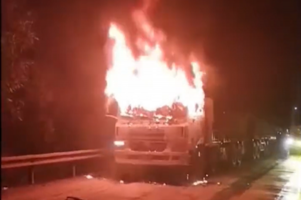 Xe đầu kéo bốc cháy dữ dội trên quốc lộ 12A, cabin bị thiêu rụi