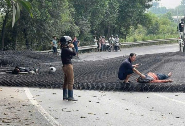 Xe đầu kéo chở lưới thép rơi trúng người đi đường trên cầu Thủ Biên