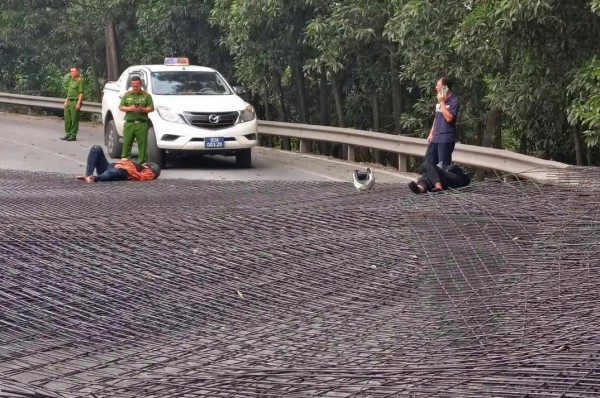 Xe đầu kéo chở lưới thép rơi trúng người đi đường trên cầu Thủ Biên