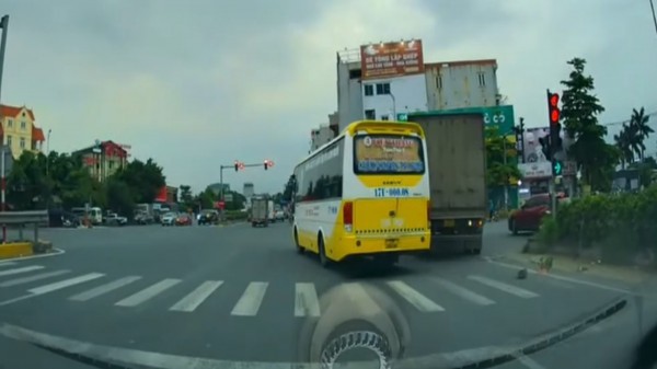 Xe khách gây tai nạn với xe container vì... cố vượt đèn đỏ Xe khách gây tai nạn với xe container vì... cố vượt đèn đỏ