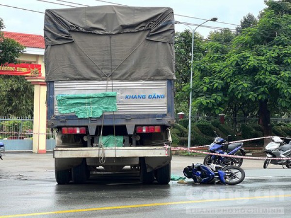 Xe máy trượt ngã vào bánh xe tải, nam thanh niên tử vong