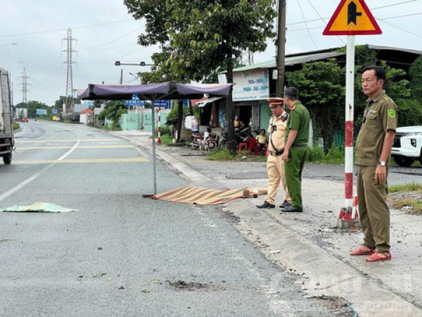Xe máy trượt ngã vào bánh xe tải, nam thanh niên tử vong