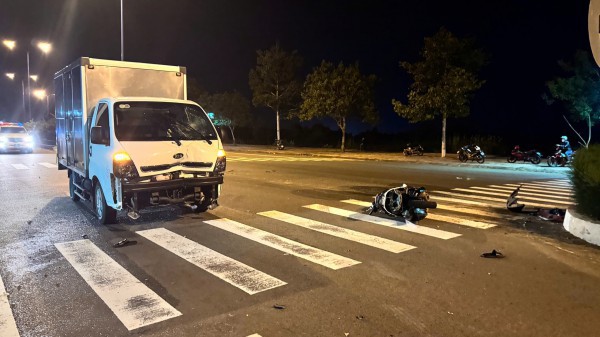Xe máy va chạm xe tải ở Mũi Né khiến hai người tử vong