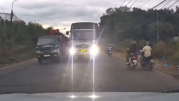 Xe tải vượt ẩu còn liên tục 