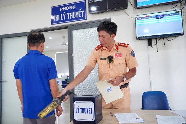 Xem clip tai nạn trước khi thi sát hạch: Biết sợ khi cầm lái !