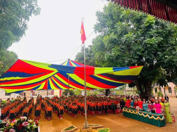 Xôn xao vụ ‘loạn’ đồng phục của một trường tiểu học