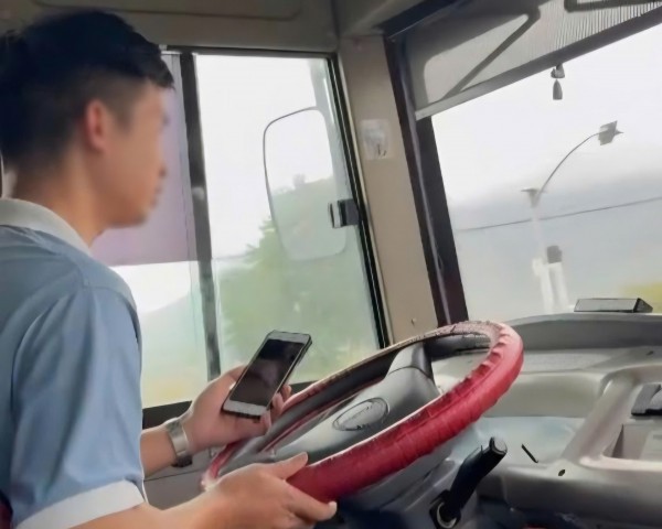 Xử phạt 2 tài xế xe buýt sử dụng điện thoại khi lái xe