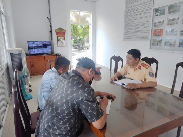 Xử phạt 2 tài xế xe buýt sử dụng điện thoại khi lái xe