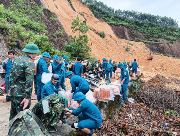 Xuyên rừng, vượt sạt lở cõng lương thực cứu trợ ngàn hộ dân bị cô lập