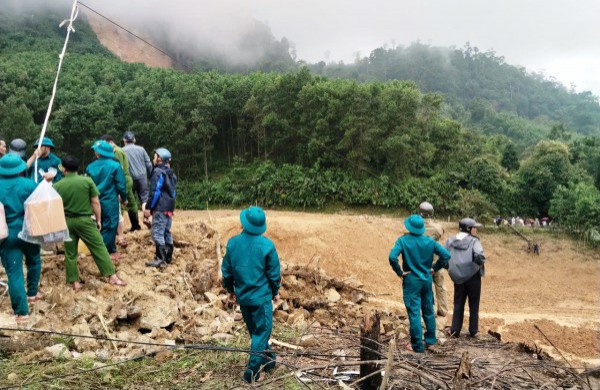 Xuyên rừng, vượt sạt lở cõng lương thực cứu trợ ngàn hộ dân bị cô lập