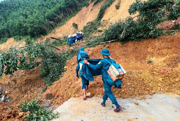 Xuyên rừng, vượt sạt lở cõng lương thực cứu trợ ngàn hộ dân bị cô lập