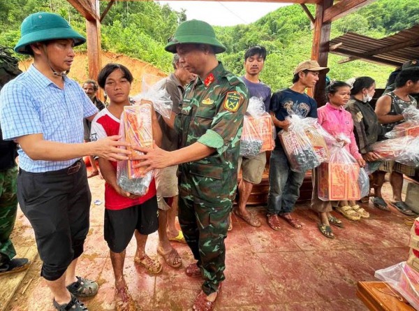 Xuyên rừng, vượt sạt lở cõng lương thực cứu trợ ngàn hộ dân bị cô lập