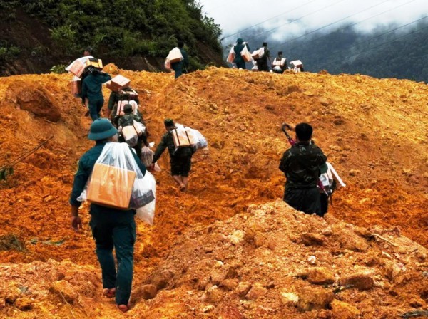 Xuyên rừng, vượt sạt lở cõng lương thực cứu trợ ngàn hộ dân bị cô lập