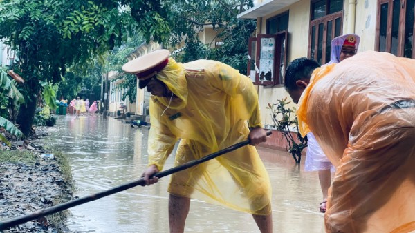 Bộ Công an chi viện 260 chiến sĩ hỗ trợ Gia Lai khắc phục sau lũ