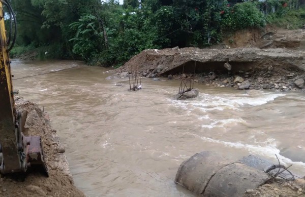 Đà Nẵng: Cầu tạm bị lũ cuốn trôi gây chia cắt khu dân cư