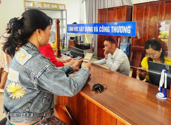 Đà Nẵng: Hồ sơ trễ hẹn gần 3 tuần, cán bộ còn dặn dân 