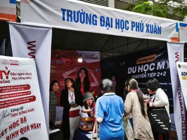 Đà Nẵng: Học sinh thích thú khám phá gian hàng tư vấn mùa thi năm 2025