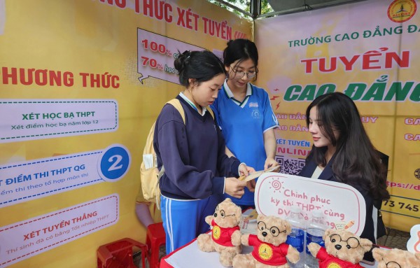 Đà Nẵng: Học sinh thích thú khám phá gian hàng tư vấn mùa thi năm 2025