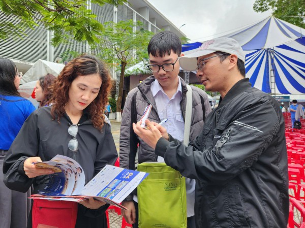 Đà Nẵng: Học sinh thích thú khám phá gian hàng tư vấn mùa thi năm 2025