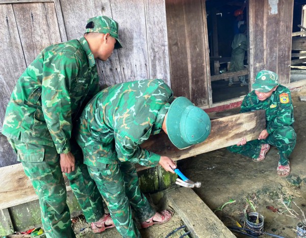 Đà Nẵng: Lính biên phòng hợp sức khiêng 6 nhà dân chuyển khỏi vùng sạt lở