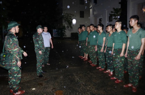 Đà Nẵng: Người dân cầu cứu trong đêm, bộ đội hành quân khẩn cấp Đà Nẵng: Người dân cầu cứu trong đêm, bộ đội hành quân khẩn cấp