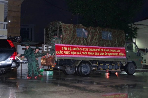 Đà Nẵng: Người dân cầu cứu trong đêm, bộ đội hành quân khẩn cấp Đà Nẵng: Người dân cầu cứu trong đêm, bộ đội hành quân khẩn cấp