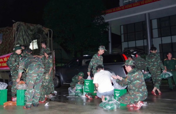 Đà Nẵng: Người dân cầu cứu trong đêm, bộ đội hành quân khẩn cấp Đà Nẵng: Người dân cầu cứu trong đêm, bộ đội hành quân khẩn cấp