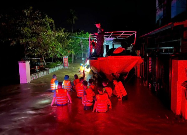 Đà Nẵng: Người dân cầu cứu trong đêm, bộ đội hành quân khẩn cấp Đà Nẵng: Người dân cầu cứu trong đêm, bộ đội hành quân khẩn cấp