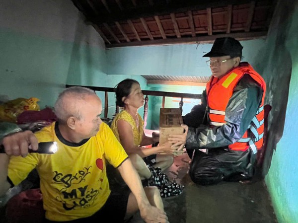 Đà Nẵng: Người dân cầu cứu trong đêm, bộ đội hành quân khẩn cấp Đà Nẵng: Người dân cầu cứu trong đêm, bộ đội hành quân khẩn cấp