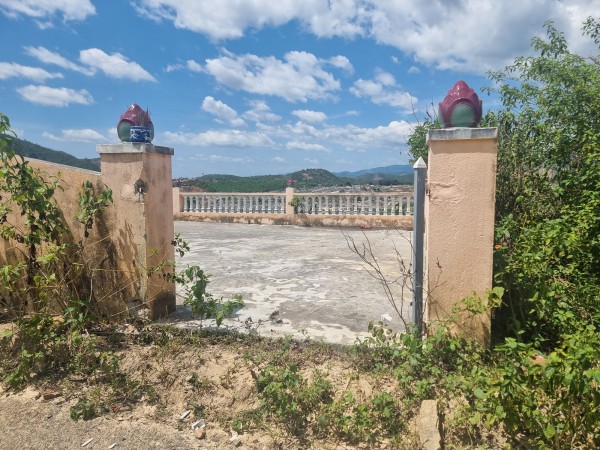 Đà Nẵng: Nhiều cổng sắt trong khuôn viên nghĩa trang Hòa Sơn ‘không cánh mà bay’