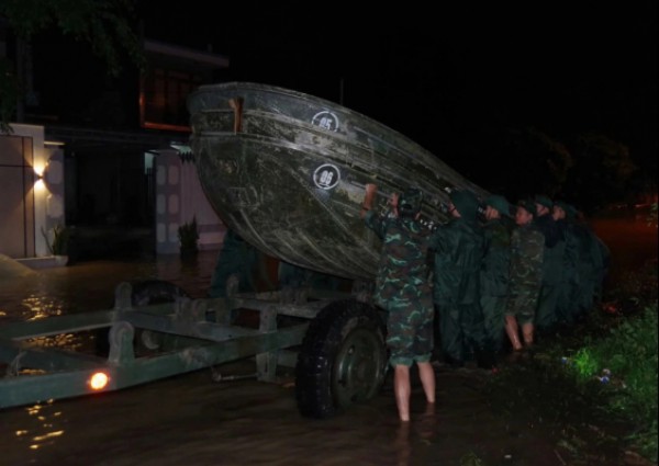 Đà Nẵng: Người dân cầu cứu trong đêm, bộ đội hành quân khẩn cấp Đà Nẵng: Người dân cầu cứu trong đêm, bộ đội hành quân khẩn cấp